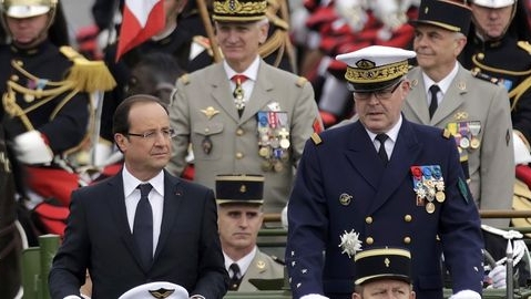 Francois Hollande participă pentru prima dată la parada militară organizată de 14 iulie în funcţie de preşedinte al Franţei