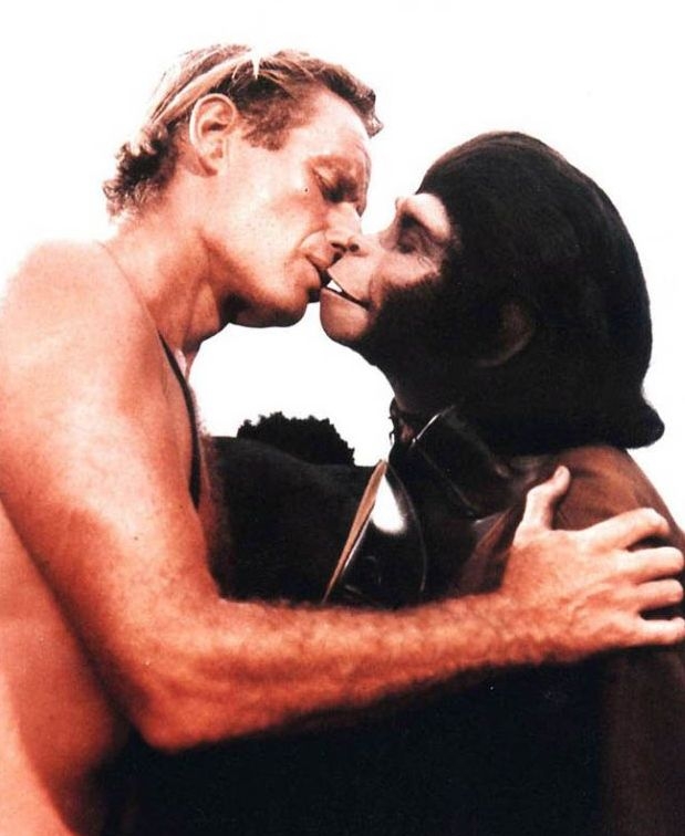 Primul sărut între specii: Planeta maimuţelor 1968