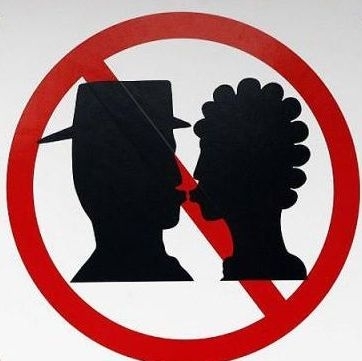 Sărutul în public este interzis în unele ţări