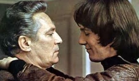 Primul sărut între bărbaţi în cinematografie: Sunday Bloody Sunday 1971