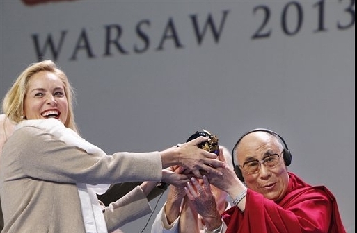 Sharon Stone şi Dalai Lama la Summitul Laureaţilor Nobel pentru Pace. FOTO: AFP