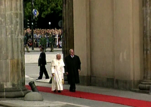 Papa Ioan Paul al II-lea la Zidul Berlinului