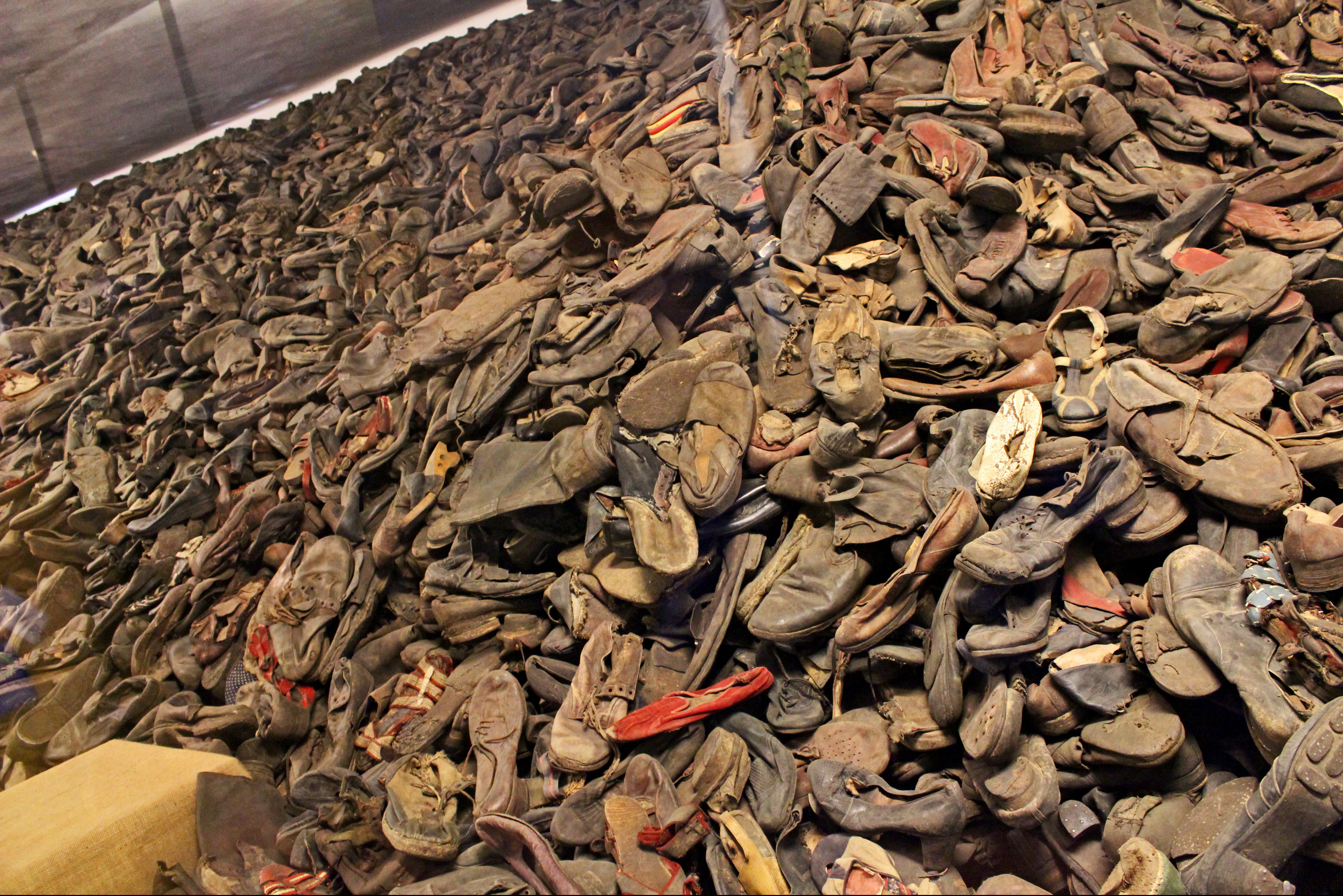 Stivă de pantofi victime lagăr Auschwitz