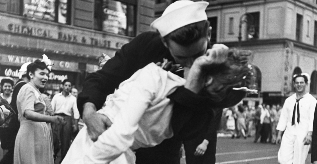 Sarutul marinarului in New York 15 aug 1945