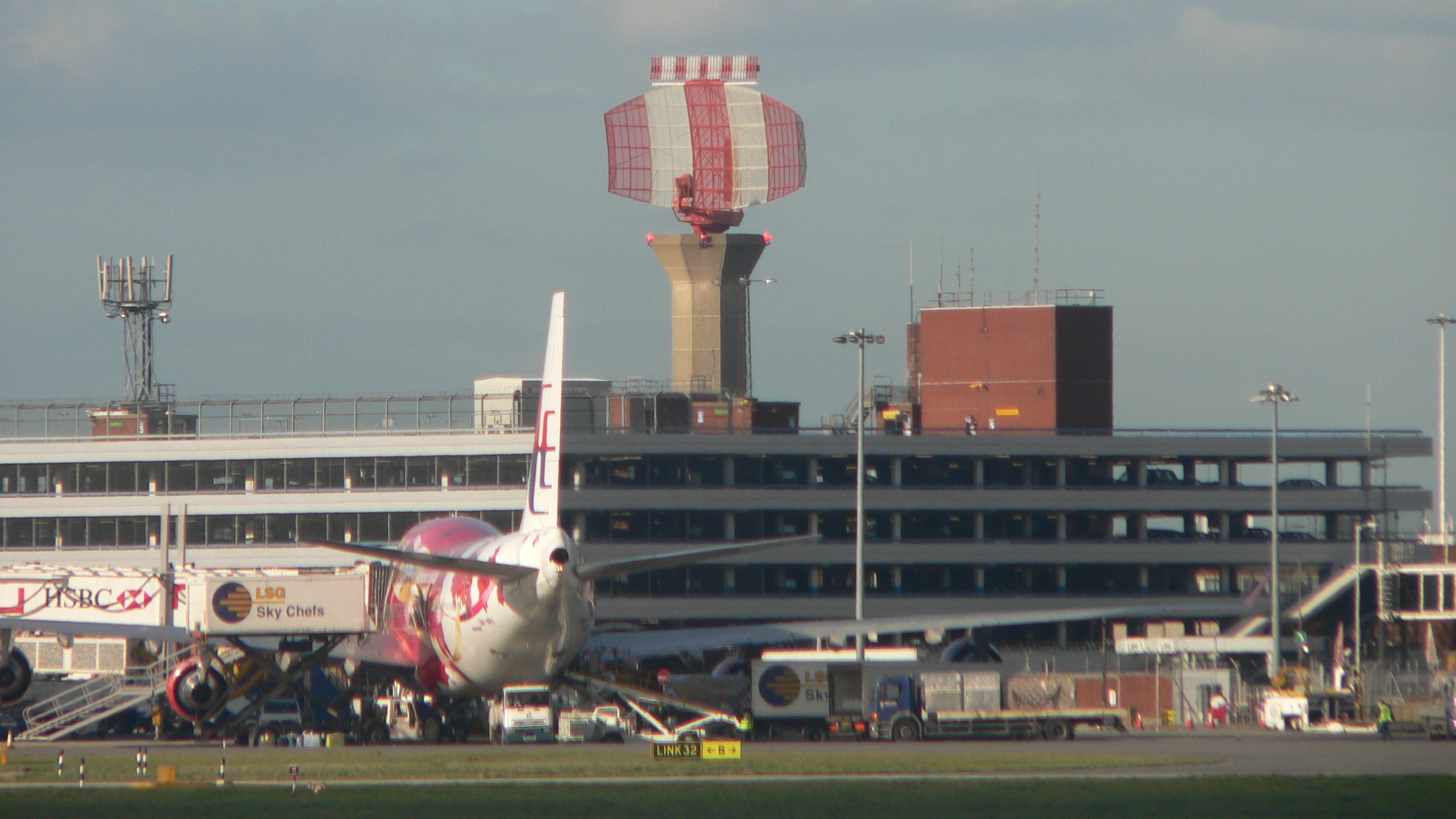 Un terminal al aeroportului londonez Gatwick evacuat în urma găsirii unui 'pachet suspect'