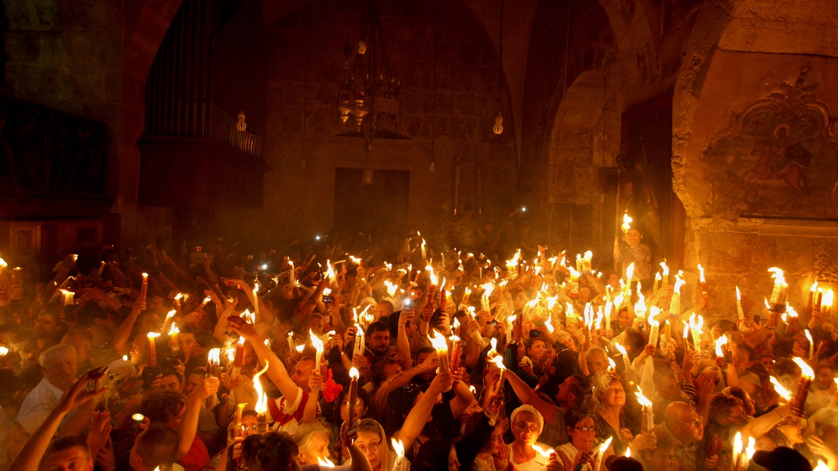 Lumina Sfântă aprinsă în Biserica Sfântului Mormânt din Ierusalim