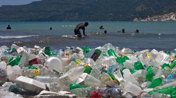 Poluarea cu plastice a Oceanelor tema Zilei Mondiale a Oceanelor 2016