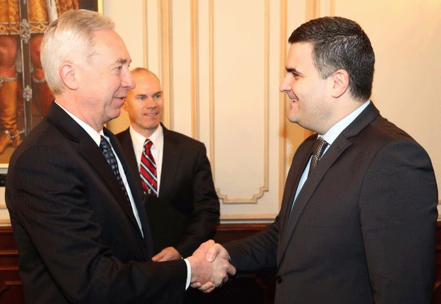 Ambasadorul SUA la Bucureşti Hans Klemm şi ministrul Apărării Naționale Gabriel-Beniamin Leș