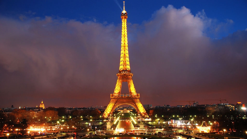 Turnul Eiffel ar putea fi protejat de un zid de sticlă anti-glonț