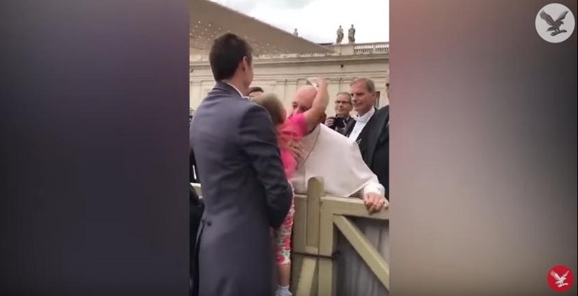 O fetiţă i-a furat Papei boneta