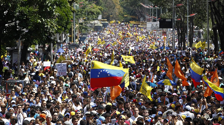 Venezuela Un tânăr a murit peste 180 de răniți într-o nouă zi de proteste