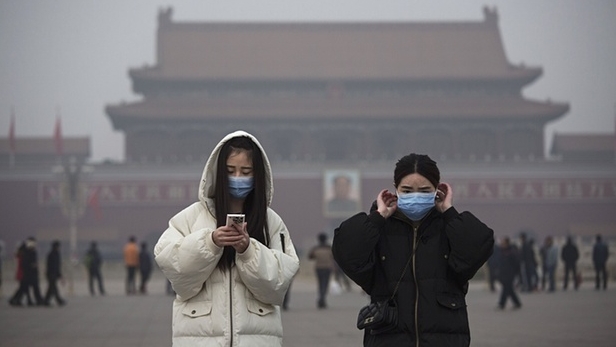 O furtună de nisip a acoperit Beijingul cu un strat dens de poluare