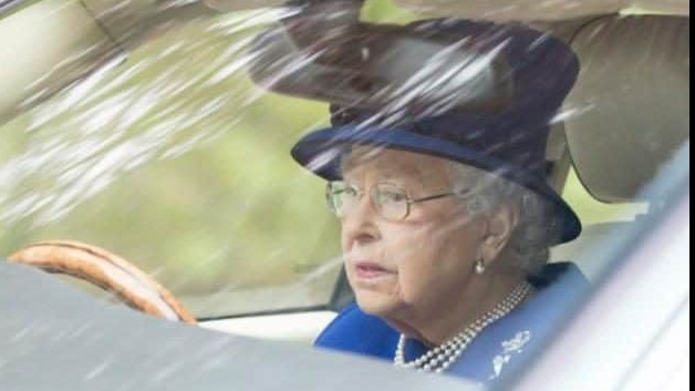 Regina Elisabeta a II-a la volan