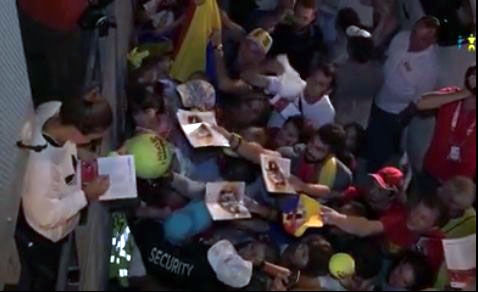 Simona Halep înconjurată de fani la Toronto