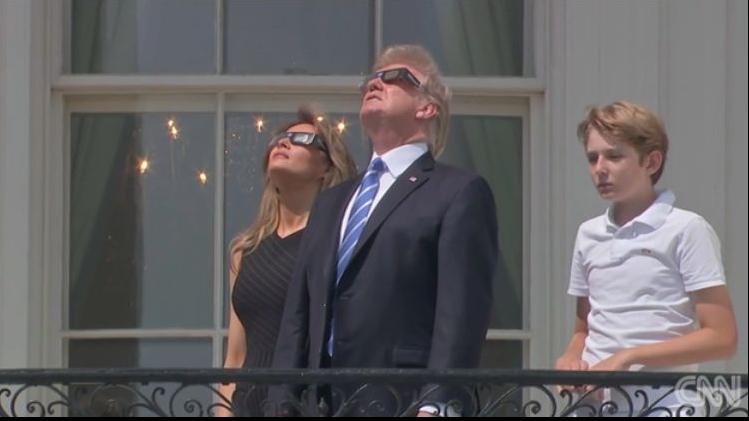Melania Donald și Barron Trump la eclipsă