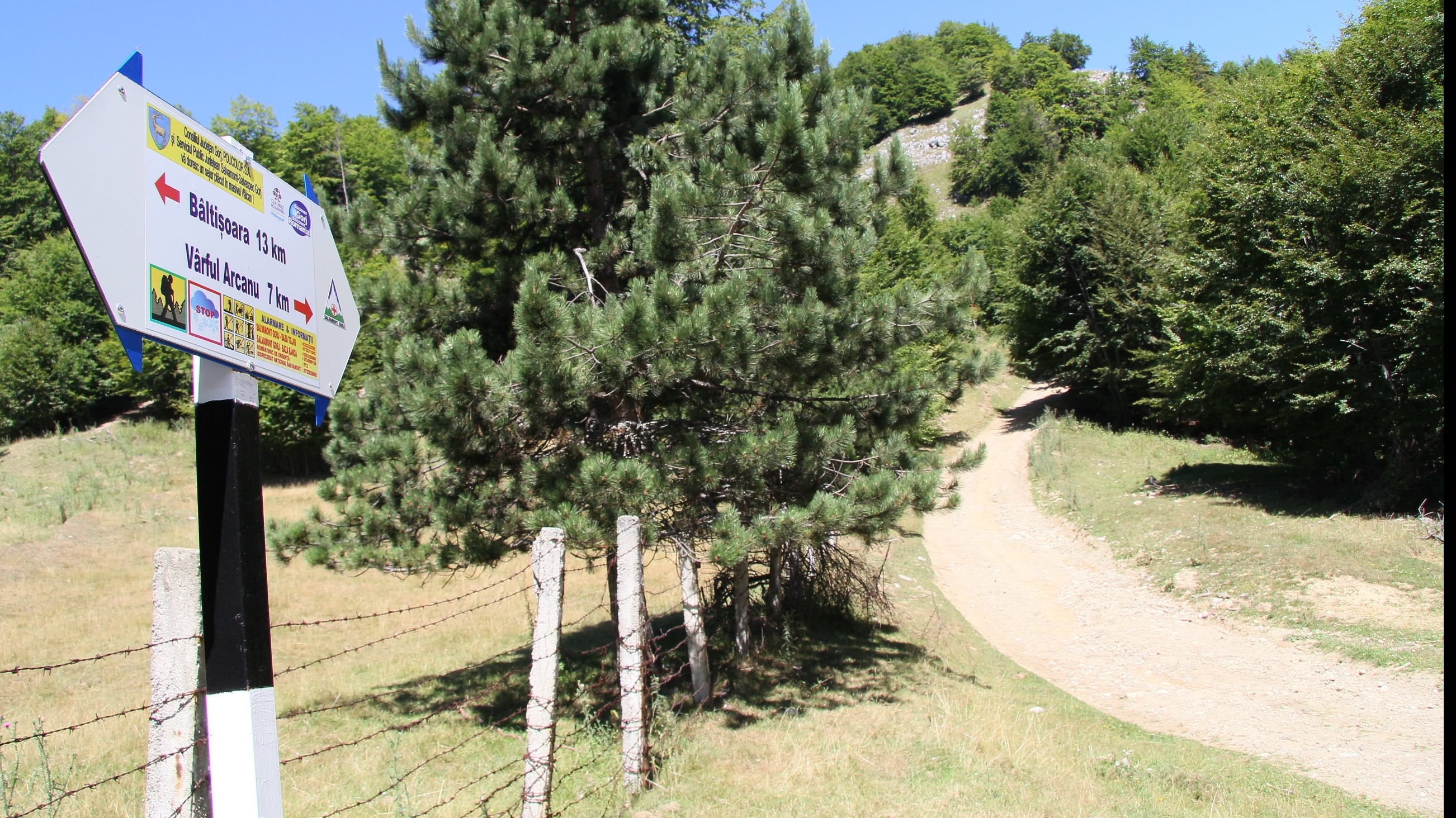 Asociația Națională a Salvatorilor Montani din România a încheiat refacerea marcajelor a 300 de trasee turistice montane