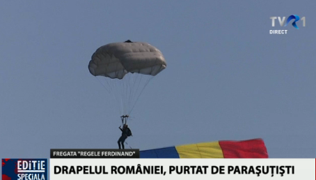 Drapelul României adus de un parașutist