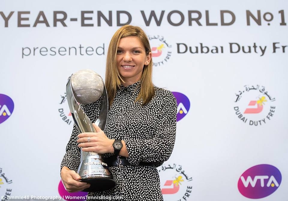 Simona Halep a primit trofeul de numărul 1 mondial 2017