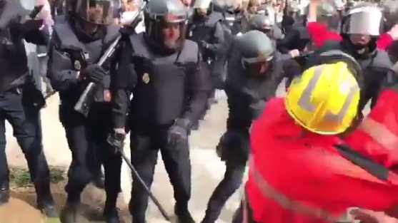 Pompieri din Catalonia bătuți de poliție
