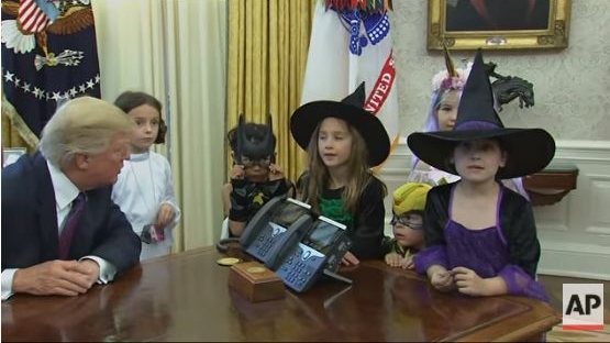 Donald Trump cu copiii la Casa Albă de Halloween