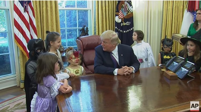 Donald Trump cu copiii de Halloween