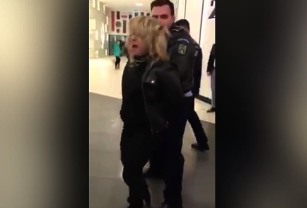 Femeia care a lovit doi polițiști la mall sub control judiciar