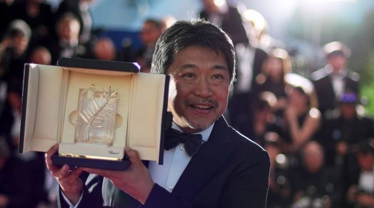 Hirokazu Kore-Eda a primit trofeul Palme d'or