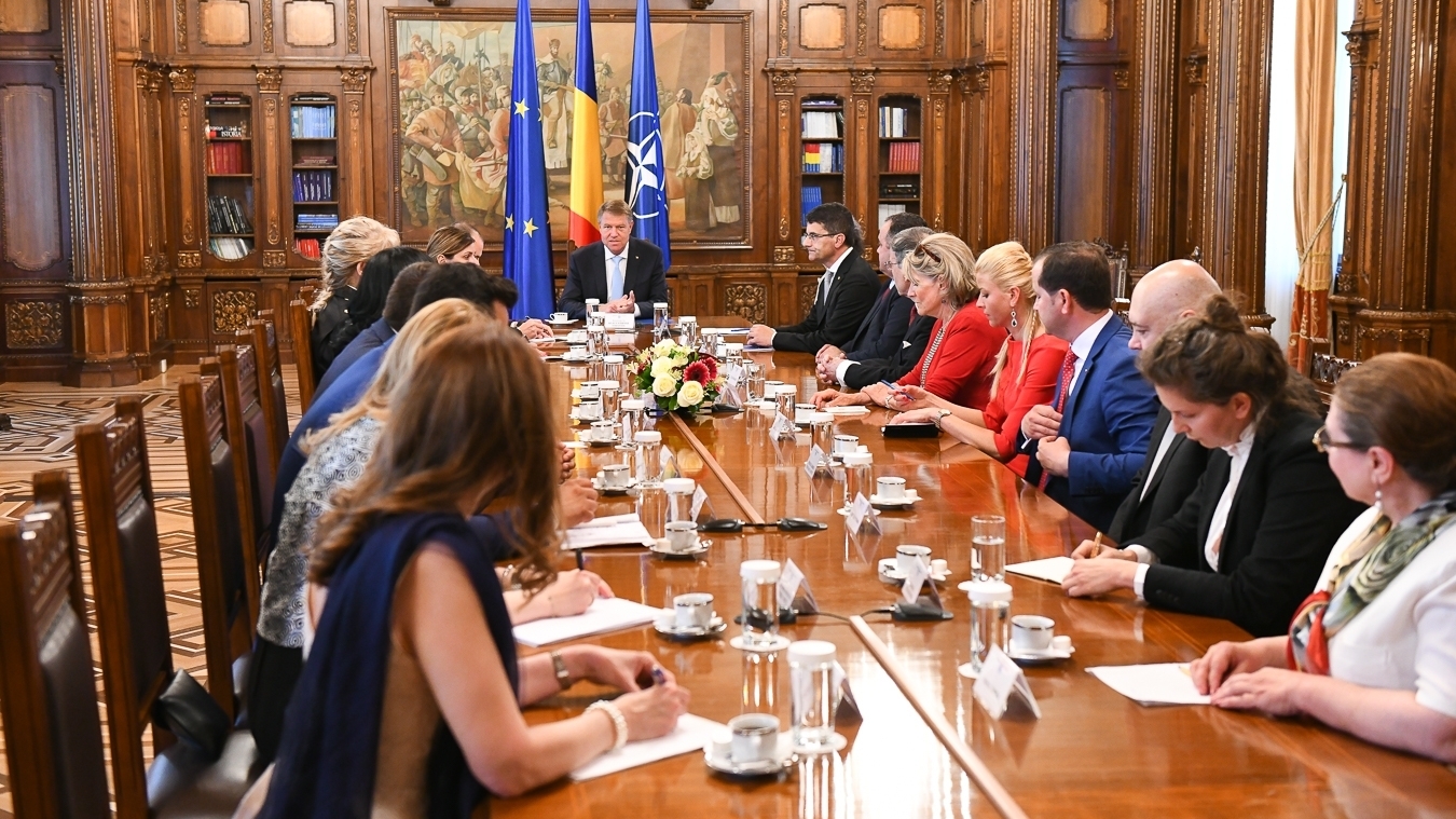 Președintele Klaus Iohannis a primit  la Palatul Cotroceni un grup de români care deţin funcţii publice în ţările de reşedinţă