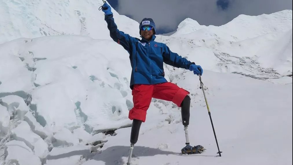 Vârful Everest cucerit de un chinez cu picioarele amputate