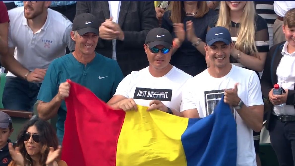 Darren Cahill și toată echipa Simonei cu steagul României