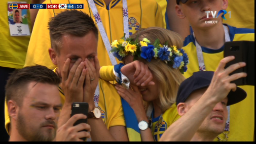 Suporteri suedezi înainte de execuția unui penalty în meciul cu Coreea de Sud