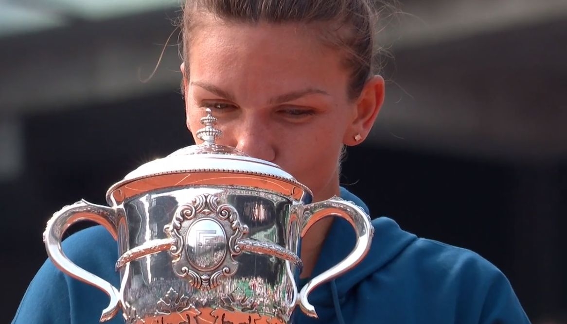 Simona Halep cu trofeul de la Roland Garros