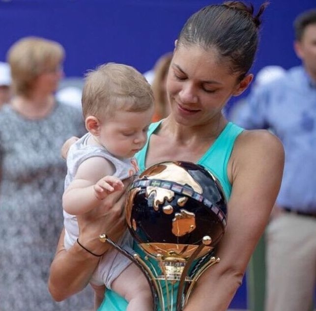 Andreea Mitu și fiul ei Adam cu trofeul de la Bucharest Open