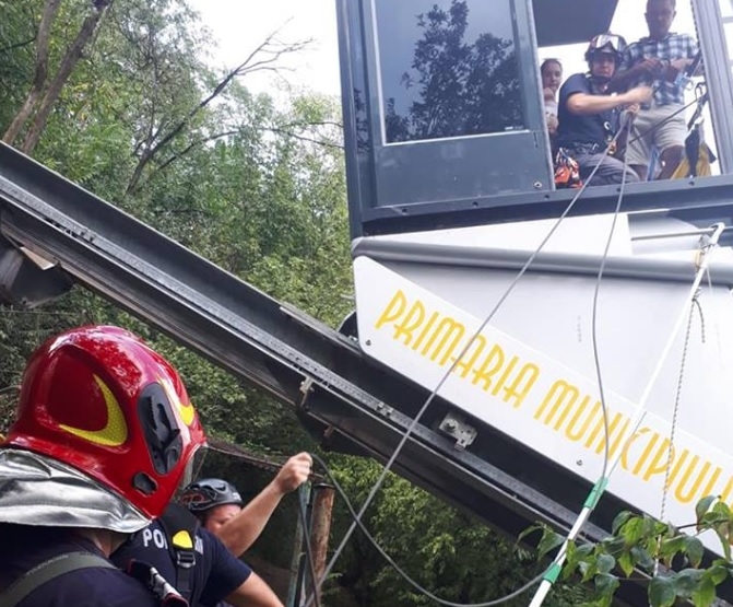 Salvați de pompierii alpiniști