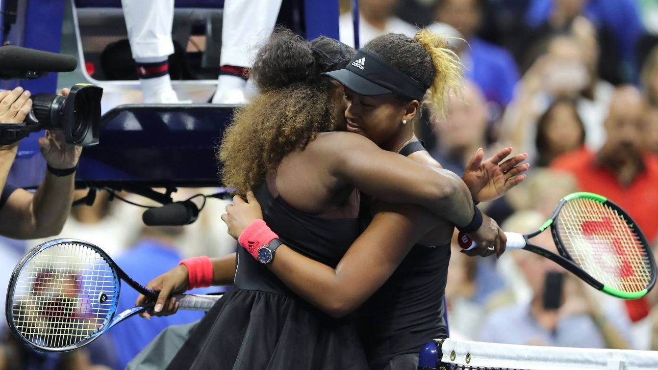 Serena o îmbrățișează pe Naomi