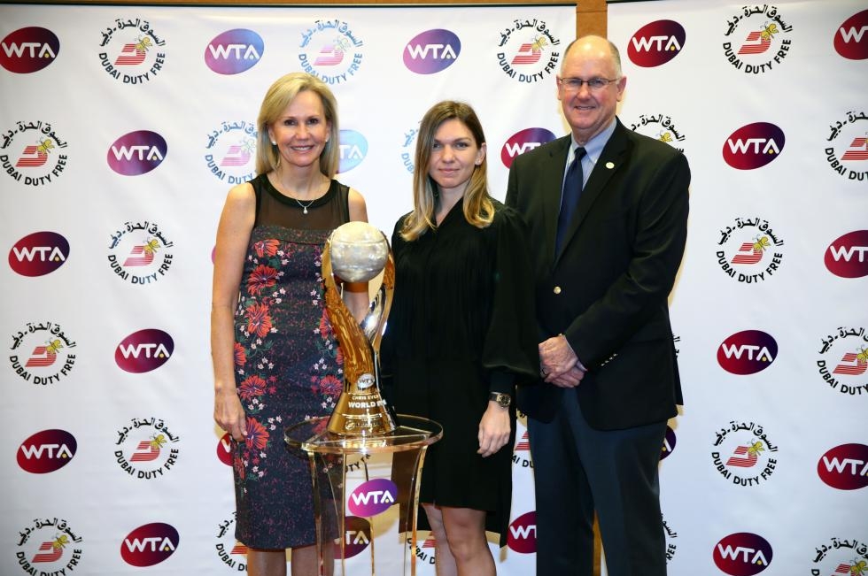 Chris Evert Simona Halep și  Steve Simon cu trofeul pentru numărul 1 mondial la final de an