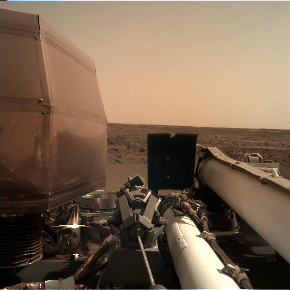 Prima fotografie trimisă de sonda spațială InSight după ce a ajuns pe Marte