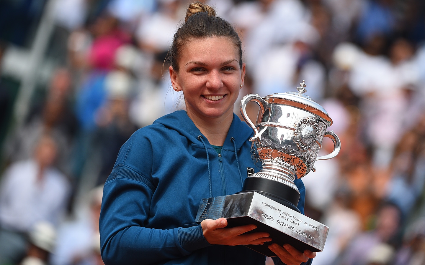 Simona Halep si trofeul de la Roland Garros 2018