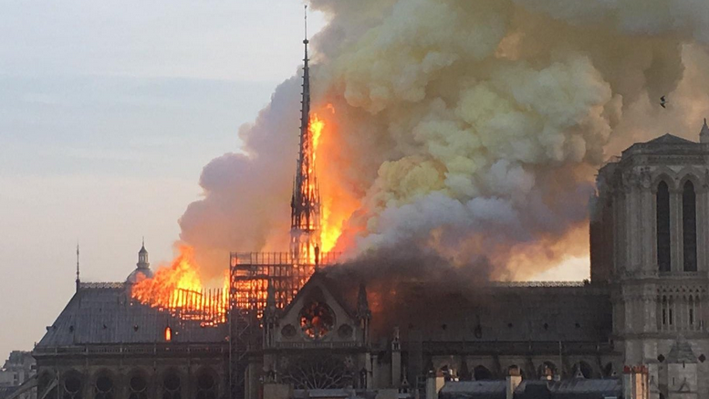 Incendiu la Notre Dame