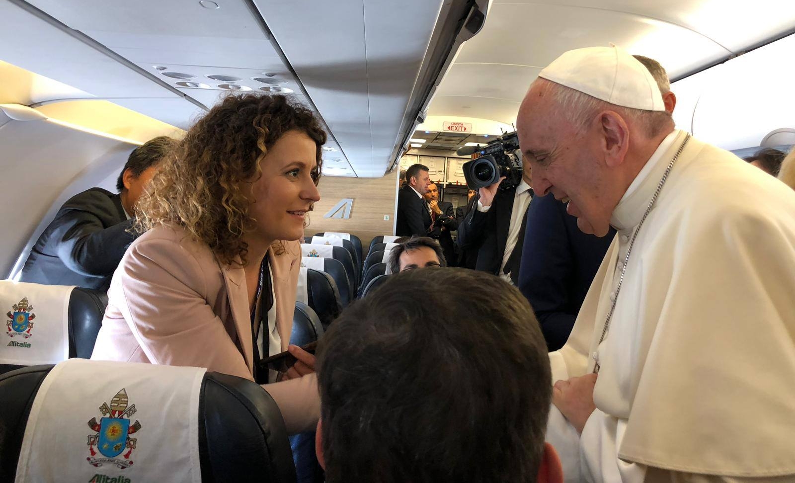 Pelerinii îl așteaptă pe Papa Francisc la aeroport