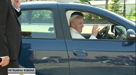Papa Francisc binecuvintează mulțimea de pe scaunul din dreapta al unei Dacii Logan