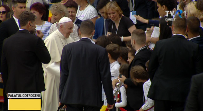 Papa Francisc salută mulțimea
