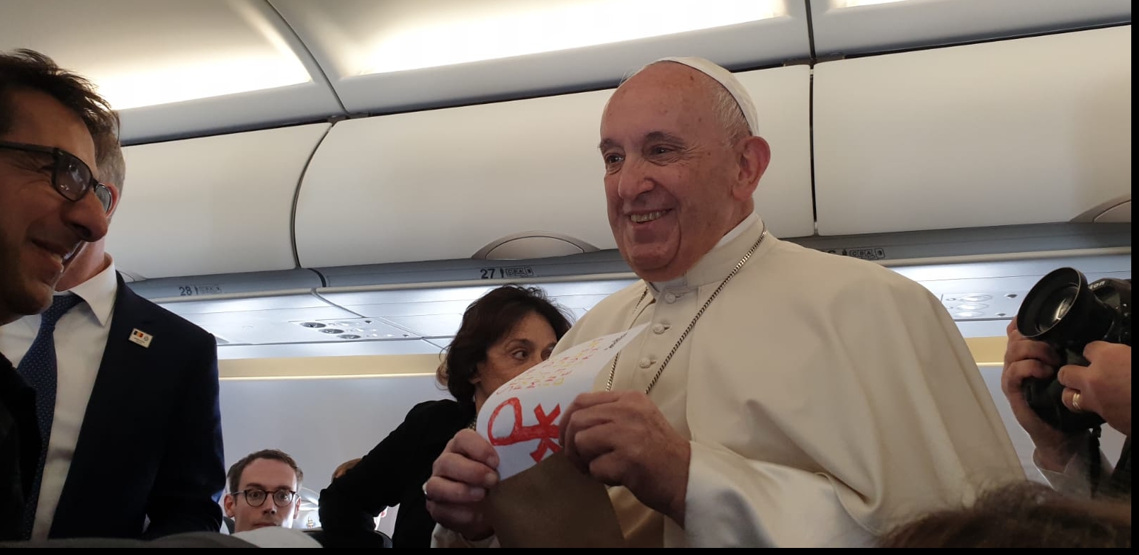 Papa Francisc la bordul avionului 2