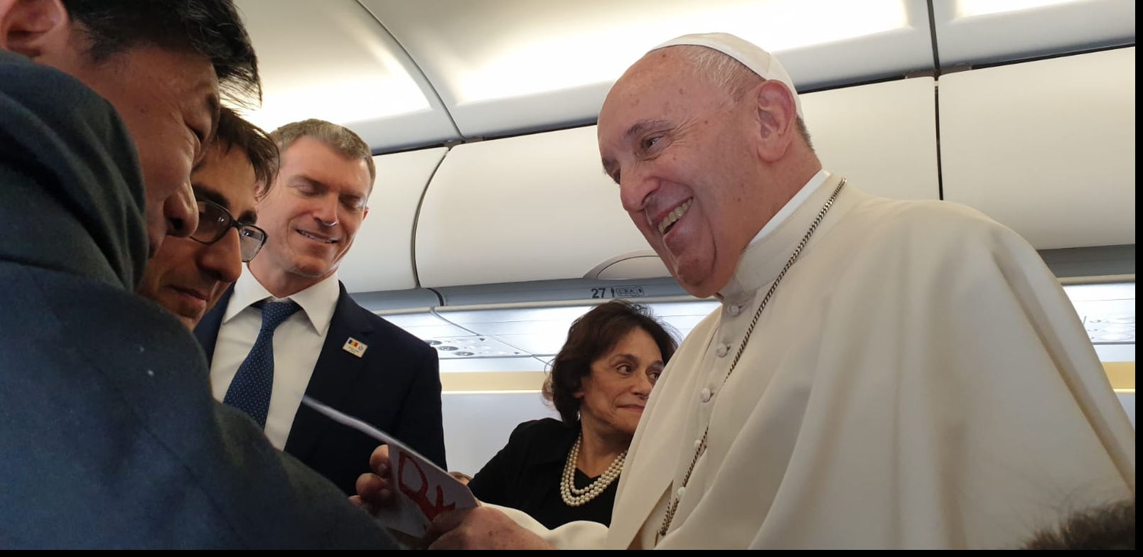 Papa Francisc la bordul avionului 1