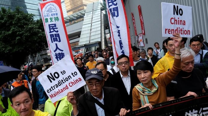 Executivul din Hong Kong a suspendat proiectul de lege privind extrădarea suspecţilor către China continentală