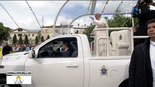 Papa Francisc în papamobil la Iași