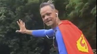 Un bărbat costumat în Superman oprit de poliţişti
