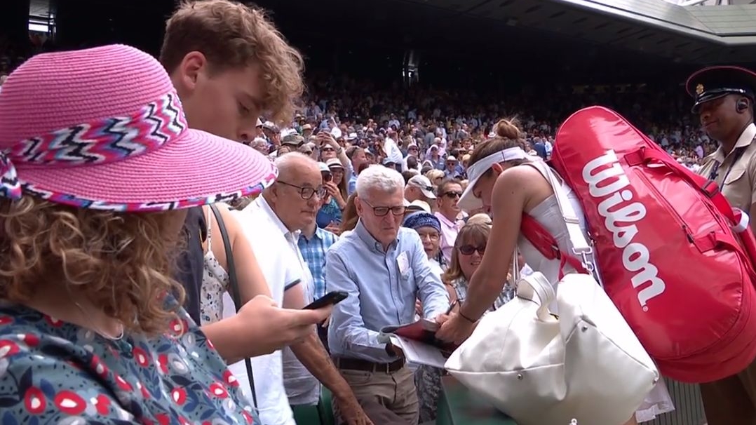 Simona Halep autografe la Wimbledon