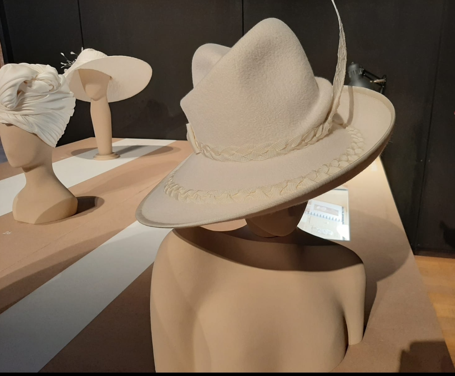 Expoziție de pălării