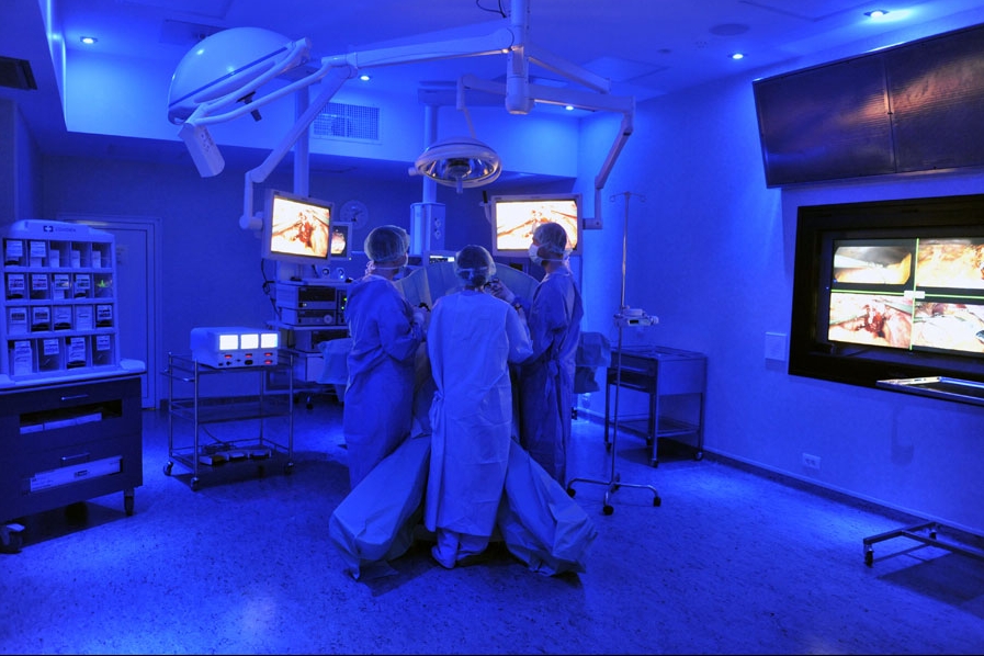 Medici în sala de operații transplant